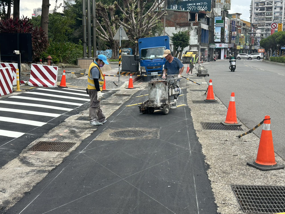 三重工業區車道出入口瀝青刨鋪/熱拌標線